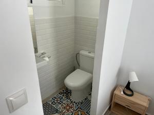 阿尔齐拉Alzira bonita Apartamento B con patio, la Casella的一间带卫生间的浴室,铺有瓷砖地板。