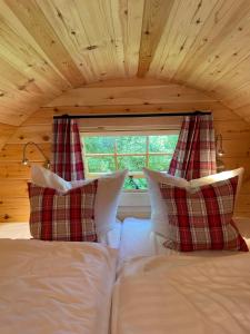 蒂门多弗施特兰德Timmi Lake的一张带两个枕头的床和一个窗户