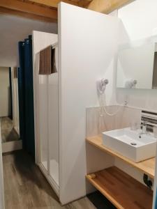 瓦朗斯堡热纳度假屋的一间带水槽和镜子的浴室