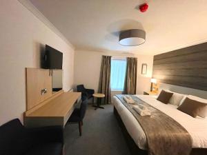 斯佩河畔格兰敦克瑞拉克莱格林恩酒店的酒店客房设有一张大床和一张书桌。