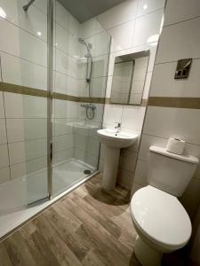 斯佩河畔格兰敦克瑞拉克莱格林恩酒店的浴室配有卫生间、淋浴和盥洗盆。