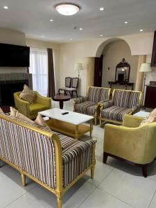 姆巴巴内Open House Hotel的带沙发、椅子和桌子的客厅