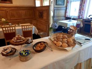 拉尔磨坊水坝酒店的一张桌子,上面有一篮面包和其他食物