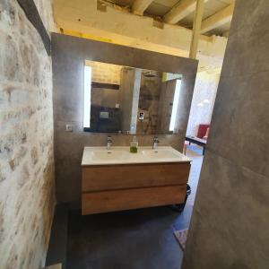 MelleMaison Fossemagne的一间带水槽和镜子的浴室