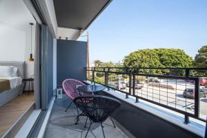 罗德镇VM Apartments的阳台配有两把椅子,享有街道的景色