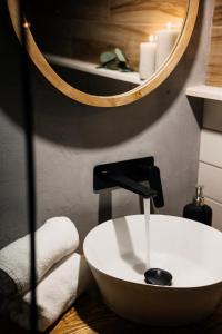 Saint-David-de-FalardeauLes diamants de l'éternel的浴室设有白色水槽和镜子