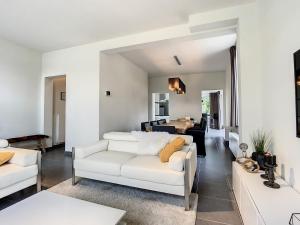 Les Deux-AcrenRiversight的客厅配有白色的沙发和桌子