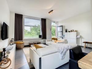 Les Deux-AcrenRiversight的客厅配有白色沙发和窗户