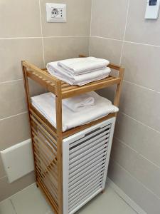 韦尔切利BnB Il Bicciolano 2 - bilocale fronte ospedale的浴室内带毛巾的木制架子