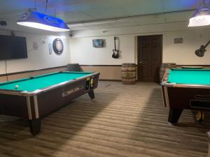 墨尔本墨尔本美式最佳价值套房旅馆的一间带两张台球桌和电视的房间