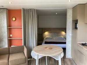 乌尔坦Cottage 2 pers KEY WEST Premium的卧室配有一张床和一张桌子