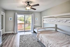新士麦那海滩New Smyrna Beach Townhome, Walk to Bay Access!的一间卧室设有两张双层床和吊扇