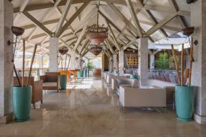 普拉亚多Iberostar Selection Praia do Forte的一间带桌椅和天花板的餐厅
