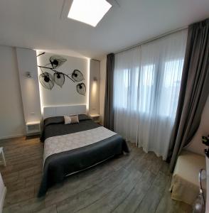 马里纳-迪-皮特拉桑塔La Brise的一间卧室设有一张床和一个大窗户