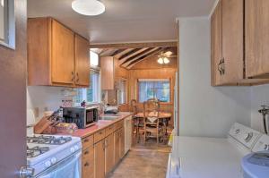 克拉马斯福尔斯Cozy Klamath Falls Home Near Fishing and Parks!的厨房配有木制橱柜和桌子。