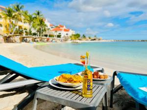 威廉斯塔德库拉索阿维拉海滨酒店的海滩上一张桌子和一盘食物