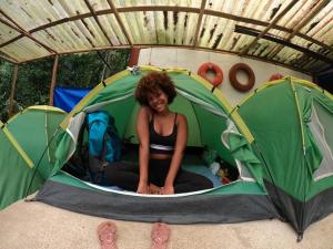 阿布拉奥Ready Camp e Suítes da Cachoeira的坐在帐篷内的女人