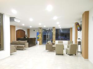 圣萨尔瓦多德朱Parque Hotel的大楼内一个带沙发和椅子的大堂