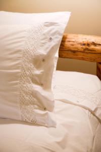 约阿尼纳米尔精品酒店的床上的白色枕头