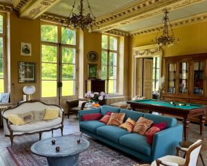 ContayChâteau de Contay Guesthouse - 1753的客厅配有蓝色的沙发和台球桌