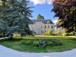 ContayChâteau de Contay Guesthouse - 1753的前面设有花园的大房子