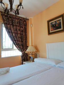 雷塔马尔Casa Cabo de Gata的一间卧室设有两张床和窗户。