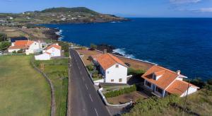 英雄港Casa da Salga的海洋旁房子的空中景观