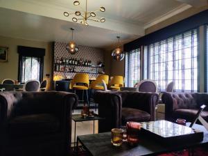 根特莱佩贝德酒店的带沙发的等候室和酒吧
