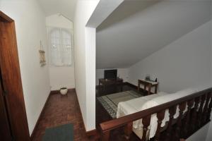 英雄港Casa da Salga的客房设有一张床和带镜子的楼梯
