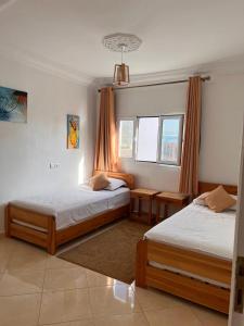 塔哈佐特Dar Surf的一间卧室设有两张床和窗户。