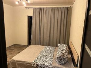 加格拉Леон的小房间设有一张带窗户的床