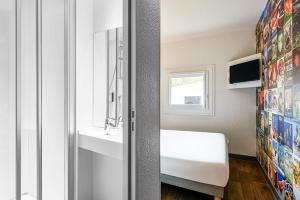 科累堑马恩雷大学一级方程式酒店的一间带水槽、卫生间和镜子的浴室