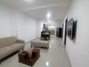 曼塔Departamento Suite Ciudad del Mar的客厅配有沙发和桌子
