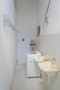 尼泰罗伊Vila Ebert的白色的浴室设有水槽和卫生间。