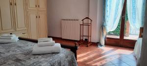 Piano di FolloAppartamento comodo per Lerici e 5 Terre的一间卧室配有带毛巾的床