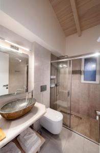 卡拉米锡Avraam Sunset Villas with Private Heated Pools by Imagine Lefkada的一间带水槽、卫生间和淋浴的浴室