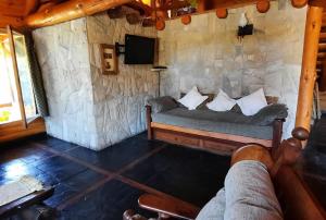 佩休尼亚镇Neli Maria的客厅设有一张石墙沙发