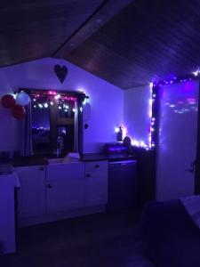 GamrieCroft B&B Accommodation With Hot Tub的一间厨房,室内配有紫色灯