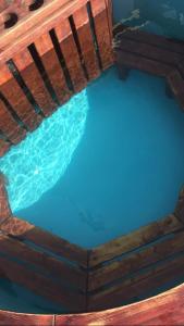 GamrieCroft B&B Accommodation With Hot Tub的木制盒子享有泳池的顶部景色