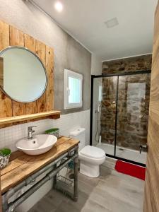UcedaStone Garden, Casa en plena naturaleza的一间带水槽、卫生间和镜子的浴室