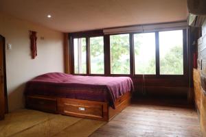 哈马Diosa de la Montaña的一间卧室设有一张床和一个大窗户