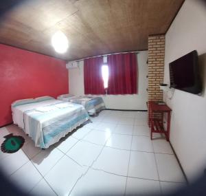 弗雷谢拉斯Pousada Sena的客房设有两张床和一台平面电视。