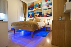 萨格勒布Rooms Indigo Bundek的一间卧室配有一张壁画床