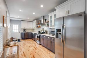 费城Trendy Fairmount Gem-5 star Location, Roof Deck, PARKING, GR8 for FAMILIES的厨房配有不锈钢冰箱和木地板