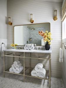 楠塔基特52 Union的浴室设有毛巾架和镜子