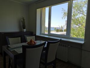 派尔努Kesklinna silla apartment的一间带桌椅和窗户的用餐室