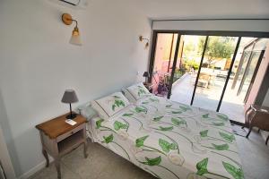 阿雅克修Rez de villa Aspretto Lazaret的一间卧室配有一张床、一张桌子和一个窗户。