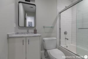 波士顿304 Newbury Street by Thatch的一间带卫生间、水槽和镜子的浴室
