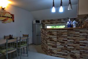 舒加塔格盐矿镇Casa Ade的厨房设有砖墙和桌椅