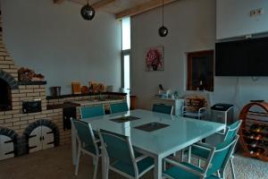 舒加塔格盐矿镇Casa Ade的一间厨房,里面配有桌椅
